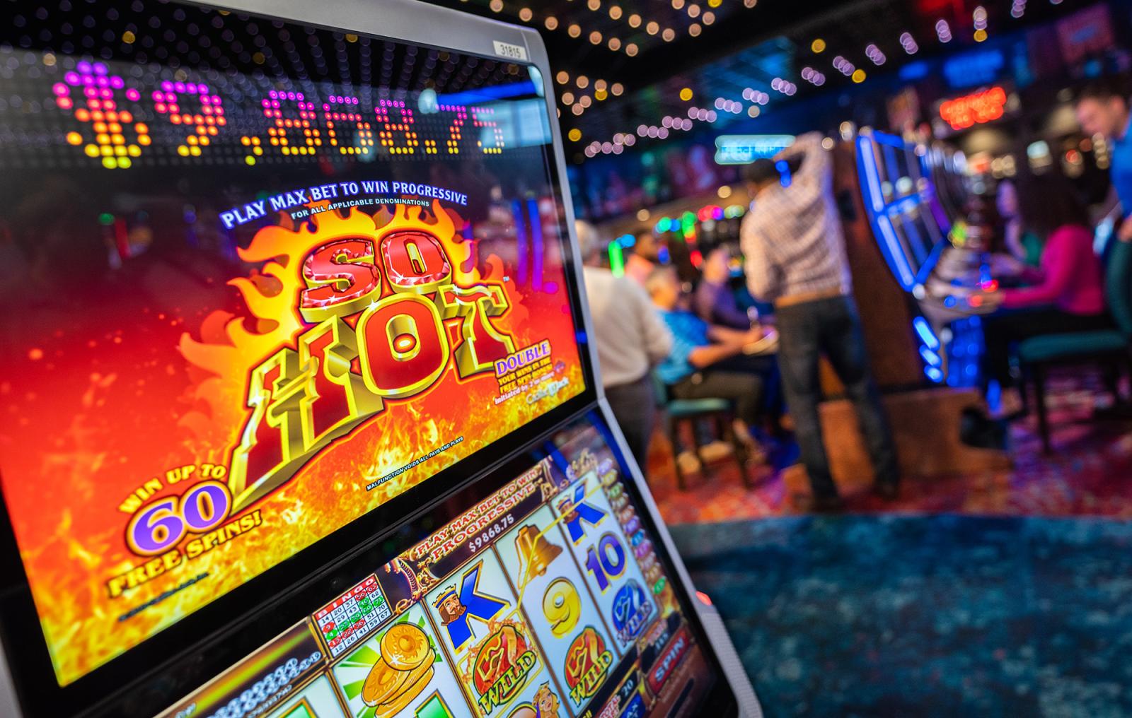 Close up on a casino game called So Hot with a $9,800 jackpot