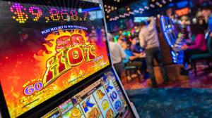 Close up on a casino game called So Hot with a $9,800 jackpot